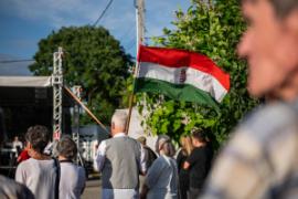 Trianoni megemlékezés magyar zászlóval.